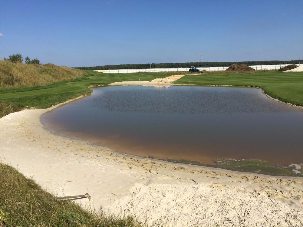 Углубление и обустройство водоема на гольф-поле