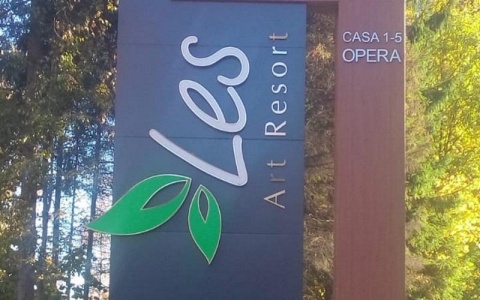 Очистка ручья около отеля Les Art Resort