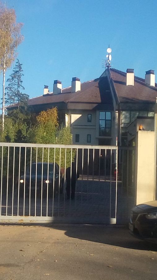 Очистка ручья около отеля Les Art Resort